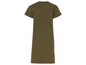 Une robe t-shirt vert olive à manches courtes.