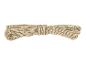 Corde beige enroulée, soigneusement attachée au centre.