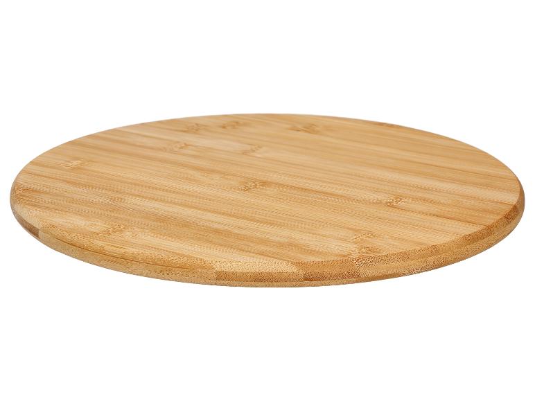 Planche à découper ou plateau de service rond en bambou sur fond blanc.