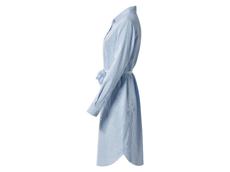 Robe chemise rayée bleue avec ceinture sur fond blanc.