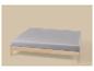 Drap-housse gris clair sur un cadre de lit en bois.