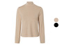 Pull à col roulé à manches longues de couleur beige.