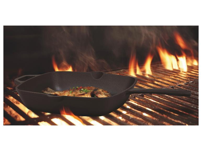 Poêle grill GSW Black Iron BBQ avec poisson sur grille au-dessus des flammes