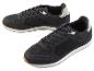 Deux paires de baskets noires avec des semelles blanches.