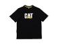 T-shirt noir avec une grande inscription blanche et un triangle jaune sur le devant.
