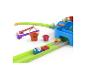 Ensemble de jouets de plage avec train, seaux, pelles et piste d'eau.