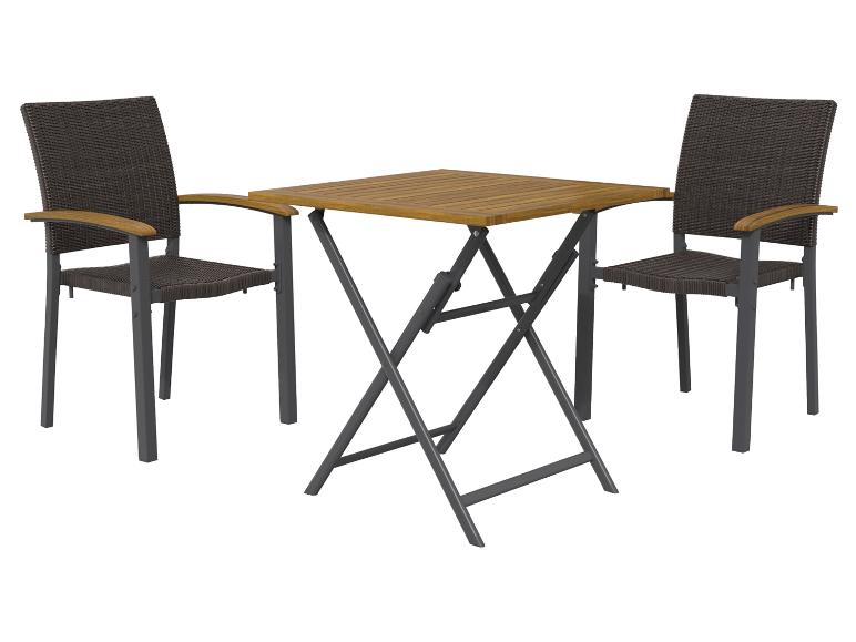 Ensemble de deux chaises tressées marron avec accoudoirs en bois et une table pliante en bois.