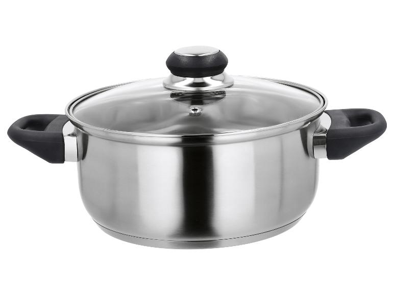 Casserole en acier inoxydable avec couvercle en verre et poignées noires.