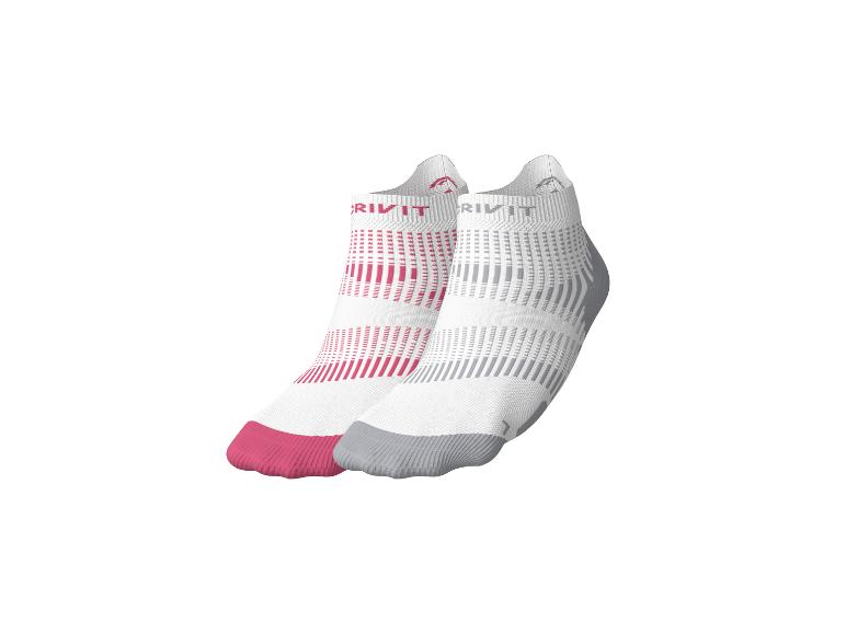 Deux chaussettes de sport Crivit, une rose et une grise, avec des accents blancs et des motifs rayés.