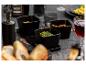 Bols noirs avec du guacamole, des bretzels et des baguettes sur une table.