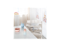 Une chaise haute pour bébé avec plateau et harnais de sécurité, à côté d'une table avec des articles pour bébé.