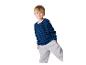 Garçon en pull rayé bleu et pantalon de survêtement gris.