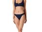 Maillot de bain bleu marine : haut triangle et bas culotte.