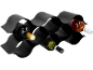 Casier à vin noir ondulé avec trois bouteilles de vin de différentes couleurs.