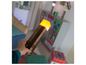 Une main tient une lampe torche Minecraft.