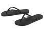 Deux paires de tongs Havaianas noires avec des lanières tressées.
