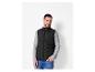 Un homme portant un gilet noir.