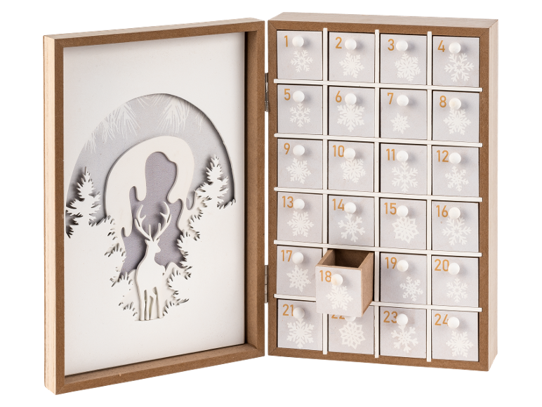 Calendrier de l'Avent en bois avec 24 tiroirs et décor de cerf hivernal.