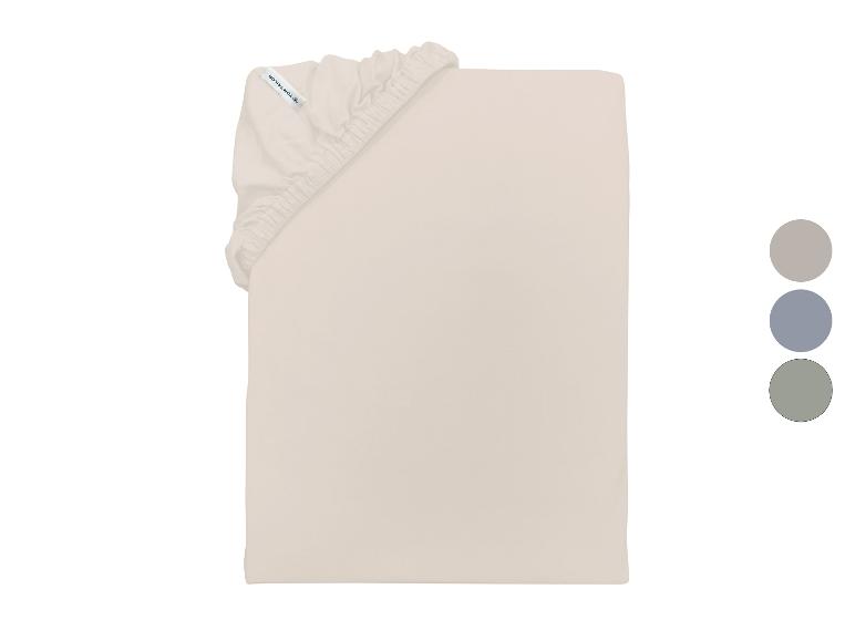 Drap-housse beige clair avec élastique et échantillons de couleurs gris, bleu et vert.