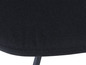Chaise noire avec un revêtement en tissu.