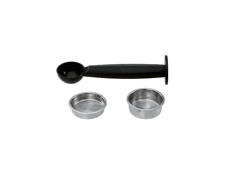 Accessoires expresso : cuillère doseuse et deux filtres.