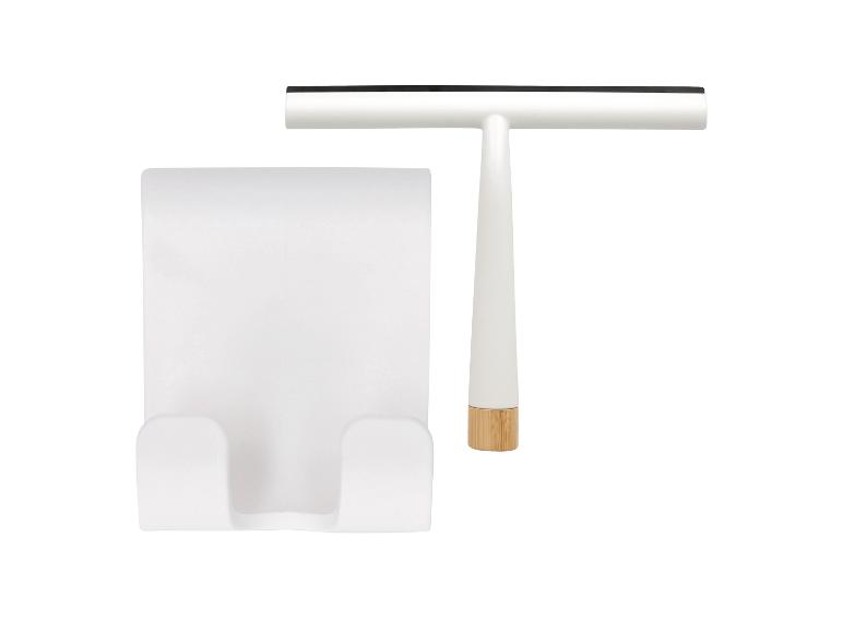 Raclette de douche blanche avec manche en bois et support mural blanc.
