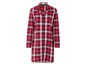 Une chemise de nuit à manches longues à carreaux rouges et blancs.
