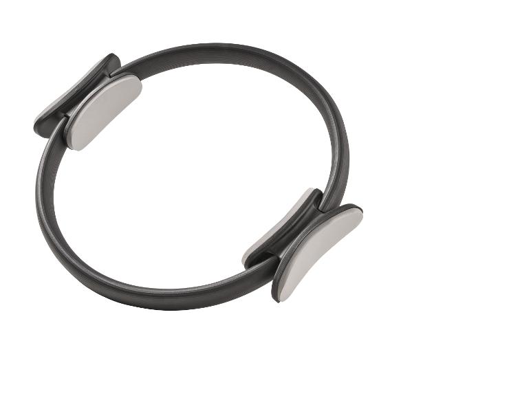 Anneau de Pilates gris et noir avec poignées ergonomiques.