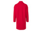 Un long manteau rouge avec un col à revers.