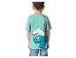 Un garçon porte un t-shirt vert clair avec un Schtroumpf.