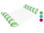Chaise longue gonflable rayée vert et blanc pour la piscine.