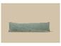 Long oreiller de corps vert clair avec une texture froissée sur fond beige.
