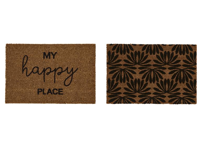 Deux paillassons en coco marron, l'un avec le texte 'MY happy PLACE', l'autre avec un motif floral noir.