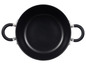 Une casserole noire avec deux poignées.