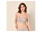 Femme en soutien-gorge et culotte côtelés gris clair