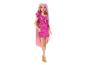 Poupée Barbie aux longs cheveux roses, mini-robe fuchsia et sandales dorées.