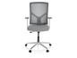 Un fauteuil de bureau gris avec un dossier en mesh et des accoudoirs