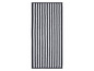 Un tapis de bain rayé noir et blanc.