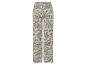 Pantalon à imprimé floral sur fond vert.