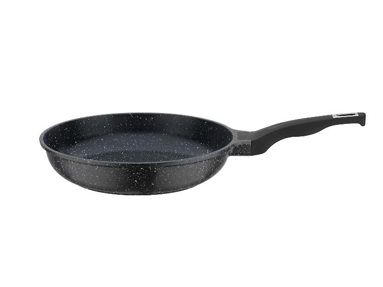 Une poêle noire avec une poignée noire