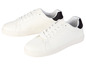 Deux paires de baskets blanches avec des accents noirs.