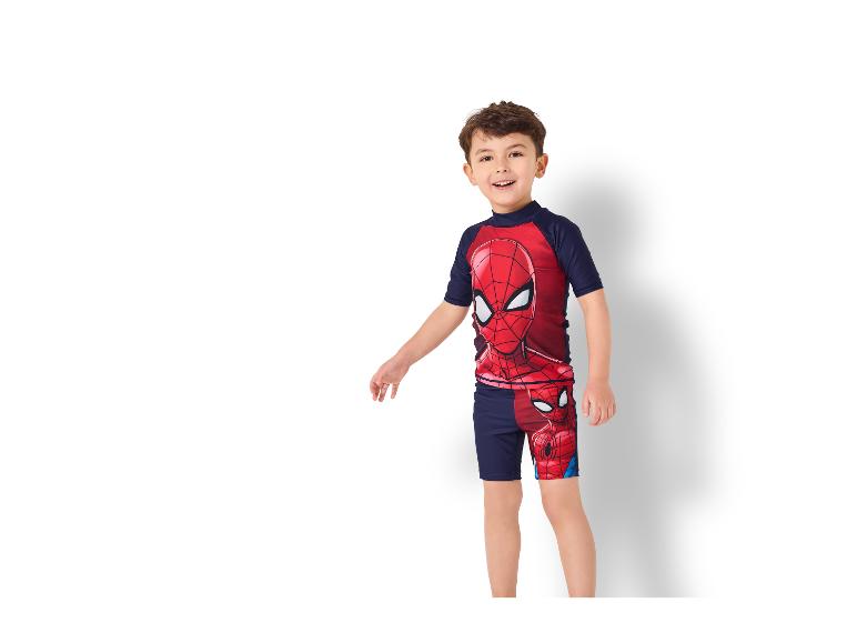 Garçon souriant en maillot de bain deux pièces imprimé super-héros.