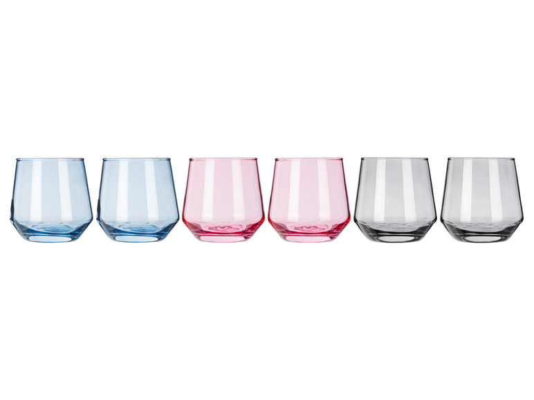 Six verres en bleu, rose et gris.