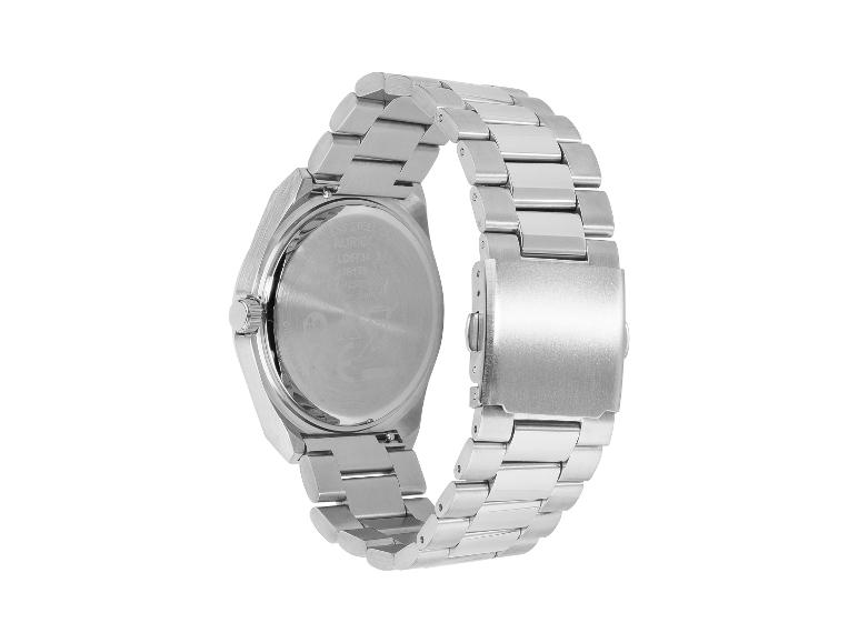 Une montre argentée avec un bracelet en acier.