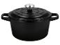Cocotte en fonte noire avec couvercle et bouton argenté.