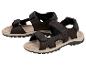 Une paire de sandales de sport marron pour hommes avec une semelle claire.