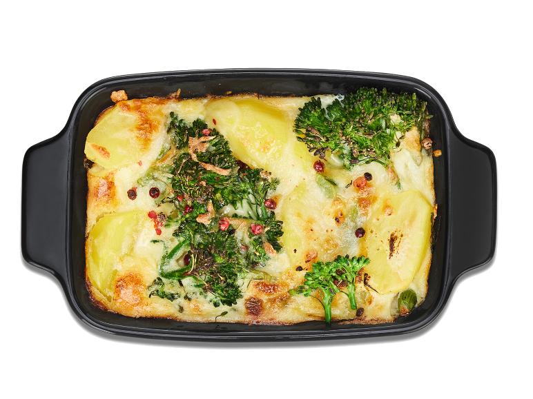 Gratin de pommes de terre au brocoli dans un plat à gratin noir.