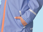 Un imperméable bleu avec des bandes réfléchissantes et une fermeture éclair orange.