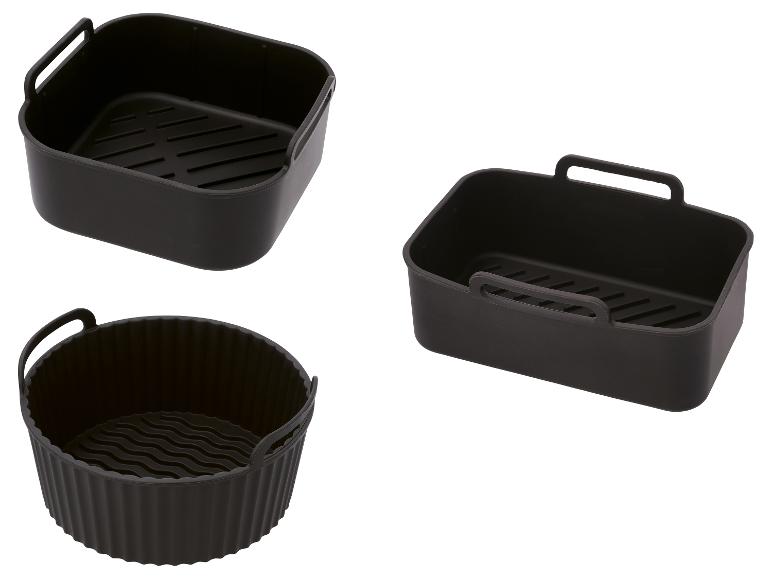 Ensemble de trois moules en silicone noir pour friteuse à air : deux rectangulaires et un rond.