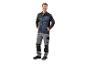 Homme portant une veste et un pantalon de travail Parkside.
